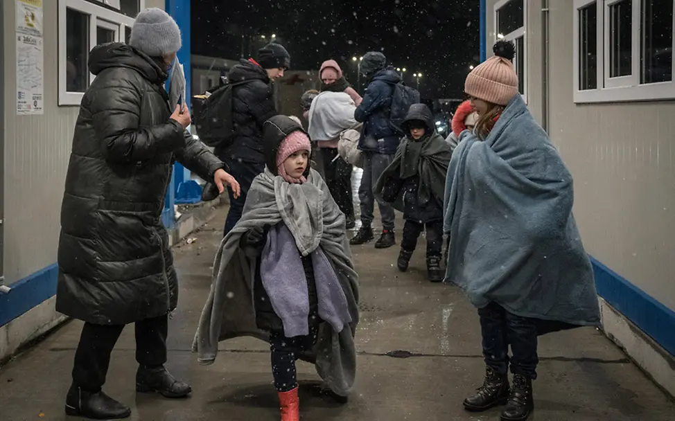 Millionen Kinder sind auf der Flucht, um Gewalt und Kriegen zu entgehen | © UNICEF/Moldovan Kinder im Krieg: Eine Familie ist auf der Flucht aus der Ukraine.