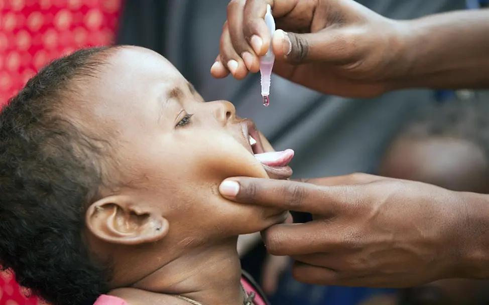 Impfung gegen Masern und Kinderlähmung. © UNICEF/Modola Impfung gegen Masern und Kinderlähmung. © UNICEF/Modola