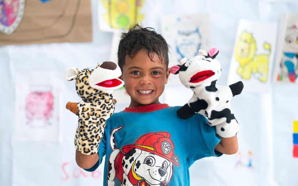 Peru: Kinder spielen mit Handpuppen.