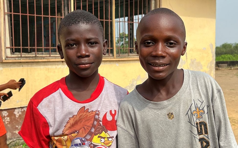 Jungen im A4AD-Programmzentrum in Logan Town. Das Bild wurde während des deutschen NatCom-Besuchs in Liberia aufgenommen