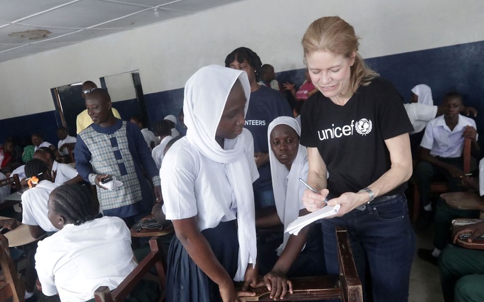 Gibraltar Public School, Schüler während des Unterrichts, Schüler und Kerstin Bücker 