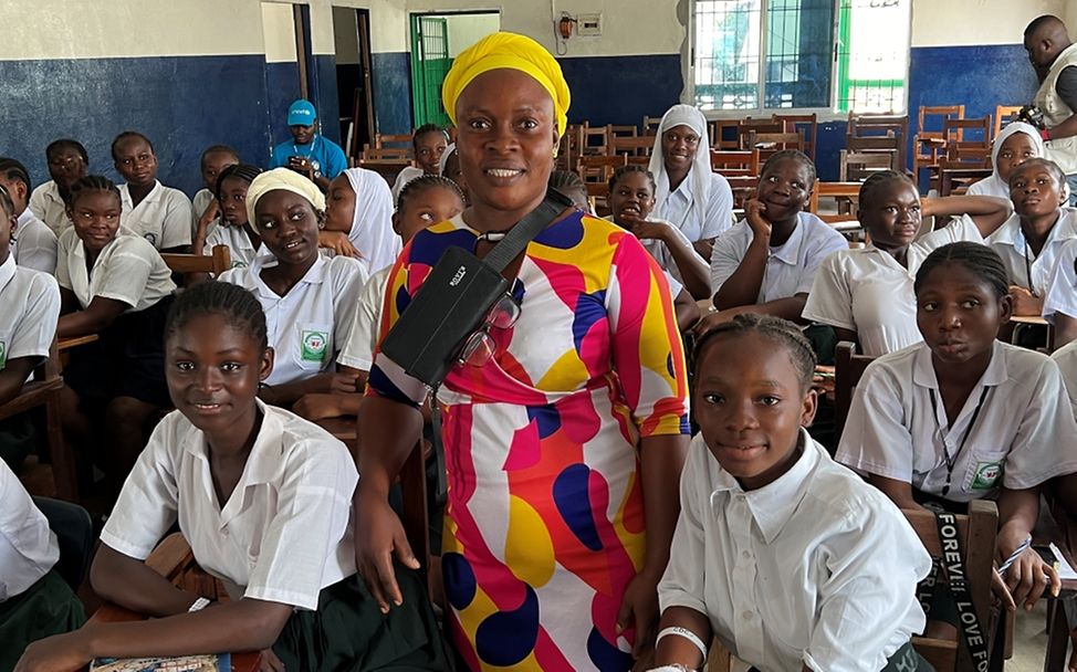 Gibraltar Public School, Diskussion mit Girls Club, Hawa und Schülern.