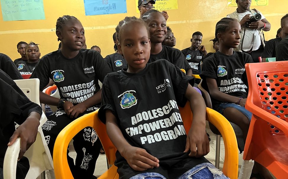 Stolz tragen die Kinder und Jugendlichen im Klassenraum ihre T-Shirts vom „Adolescent Empowerment Programme“ 