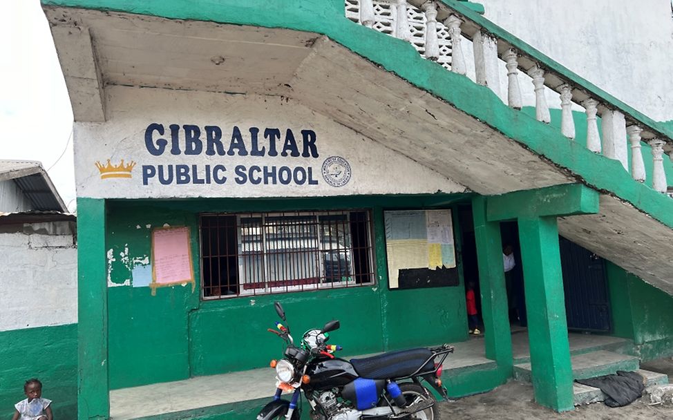 Bild der Gibraltar Public School, die einzige öffentliche Schule im Viertel