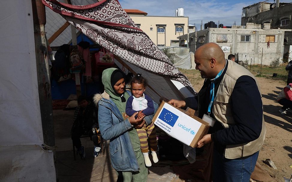 Humanitäre Hilfe in Gaza: Ein UNICEF-Mitarbeiter verteilt Decken