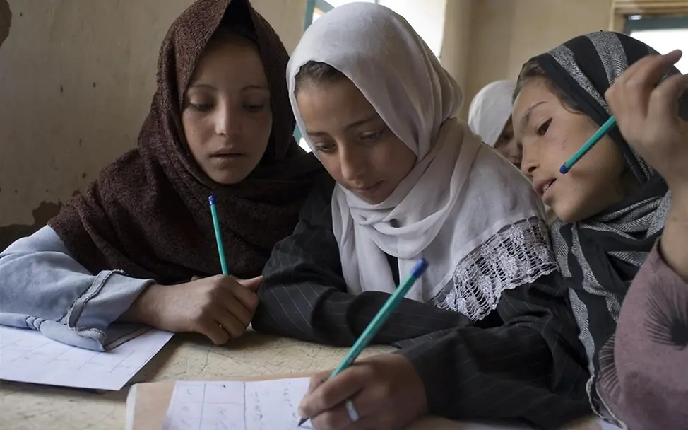 Mädchen in der Schule in dem Dorf Bam Sarai in der Provinz Bamyan. ©UNICEF/Noorani Mädchen in der Schule in dem Dorf Bam Sarai in der Provinz Bamyan. ©UNICEF/Noorani