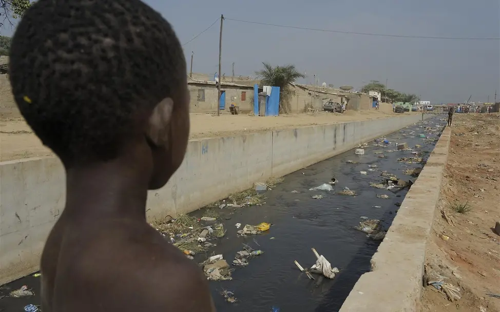 Kanal im Randbezirk von Luanda. © UNICEF/NYHQ2011-0140/Williams © UNICEF/NYHQ2011-0140/Williams