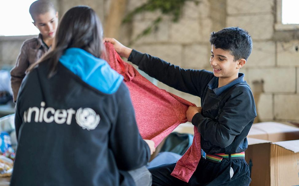 Libanon Krise: UNICEF unterstützt Kinder mit Hilfsgütern wie Kleidung, Medikamenten, Wasser 