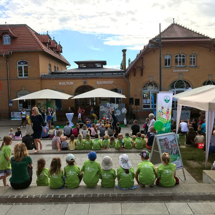 Weltkindertag 2023 in Radebeul am Kulturbahnhof - alle schauen gespannt zu