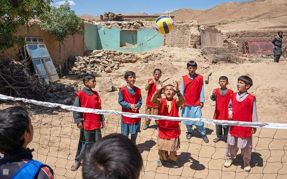 Überschwemmungen in Afghanistan: Volleyball bedeutet für Farzan (9) ein Stück Normalität nach der Katastrophe