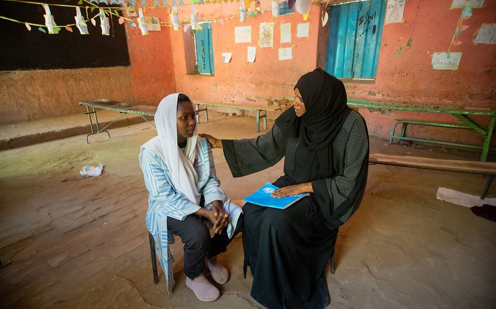 Ein junges Mädchen im Sudan mit ihrer Psychologin im Gespräch