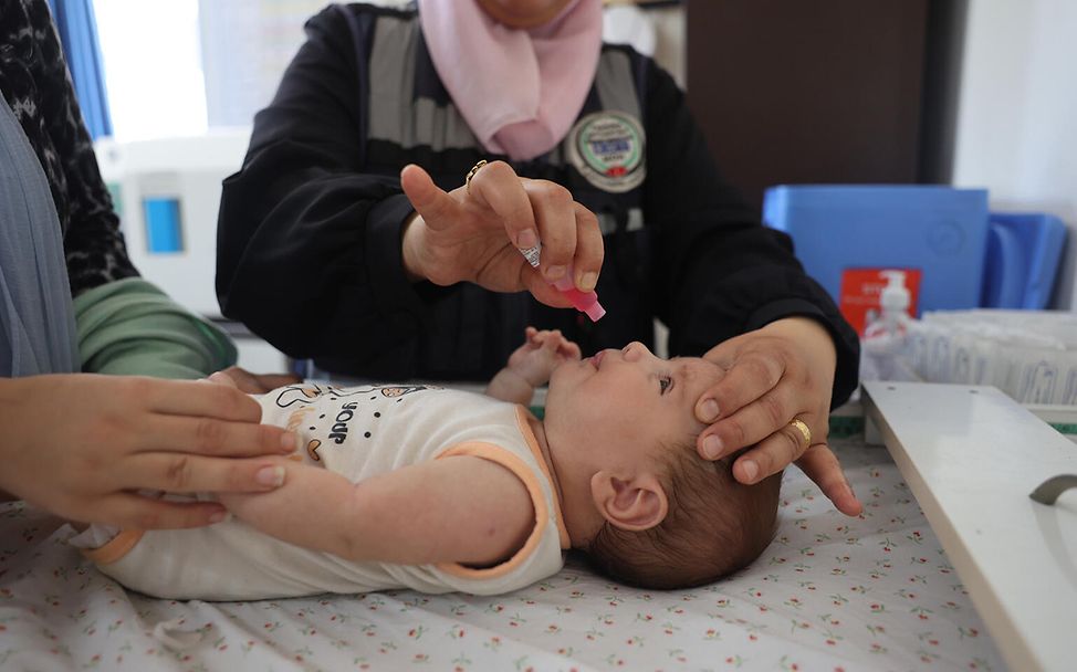 Gaza: Ein zwei Monate altes Baby erhält eine Schluckimpfung.