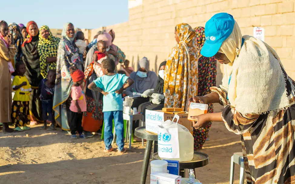 Hilfe von UNICEF im Sudan | © UNICEF/UNI530177/Elfatih Kinder und Mütter stehen an um medizinisch untersucht zu werden