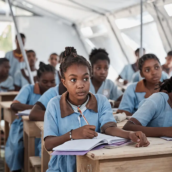 Ein Schultag in Madagaskar | © UNICEF/UN0831634/Andriantsoarana Ein junges Mädchen in Madagskar schreibt in der Schule mit