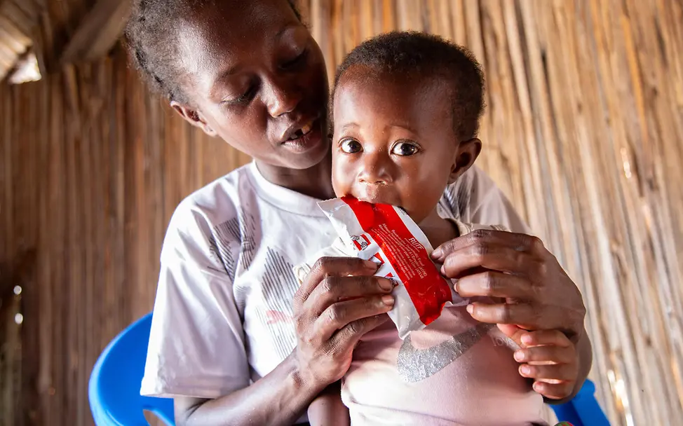 Mangelernährung in Madagaskar | © UNICEF/UNI539102/Ralaivita Eine junge Mutter gibt ihrem Kind therapeutische Zusatznahrung