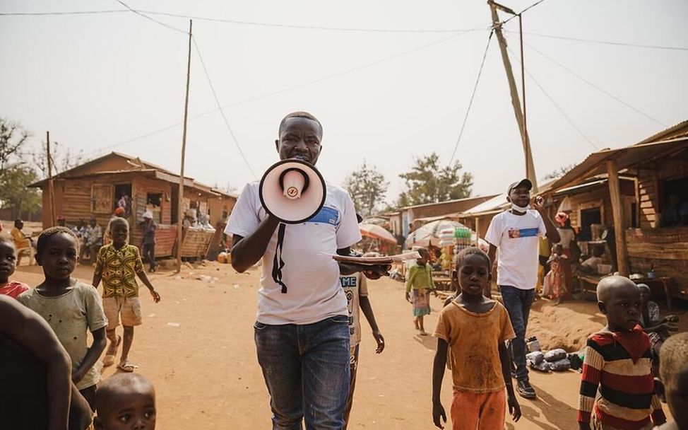 Mpox Virus: Ein von UNICEF unterstützter Sozialarbeiter klärt im Kongo über Mpox auf