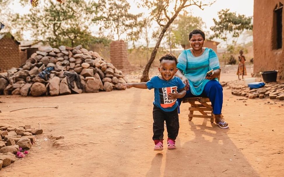 Mpox Virus: Ein Kind hat Mpox überlebt und spielt fröhlich mit seiner Mutter