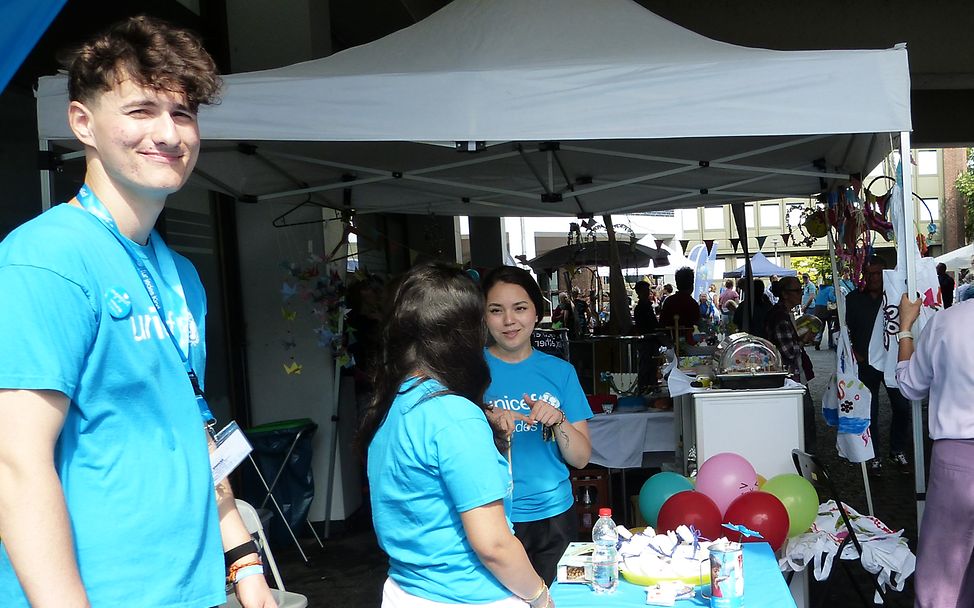 Unser Stand beim bunten Markt der Möglichkeiten © B. Böhmer/UNICEF/2024