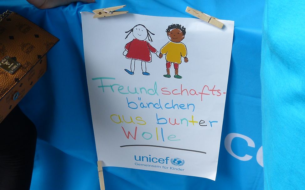 Schild Freundschaftsbändchen © B. Böhmer/UNICEF/2024