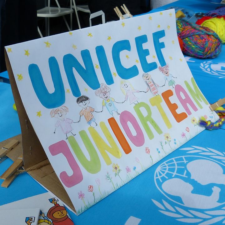 Schild UNICEF-JUNIORTEAM © B. Böhmer/UNICEF/2024