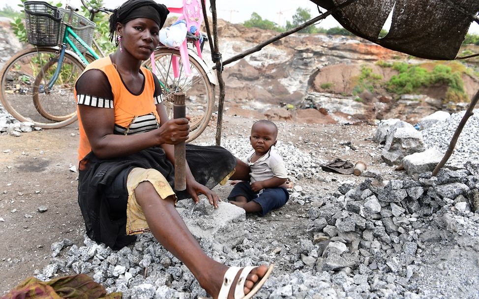 Relwende, eine 24-jährige Frau mit ihrem einjährigen Sohn Cedric in der Minenanlage von Pissy, in Burkina Faso.