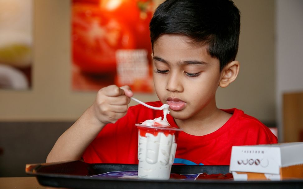 Am 13. September 2019 isst Zuhuir, 6, im Gulshan-Viertel von Dhaka, Bangladesch, ein Eis. 