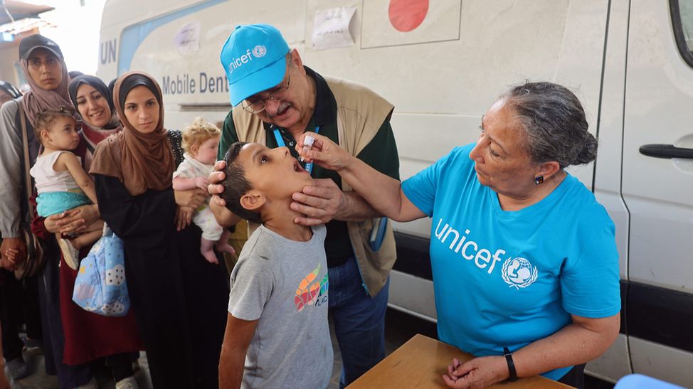 Krieg in Gaza: Eine UNICEF-Mitarbeiterin impft ein Kind gegen Polio