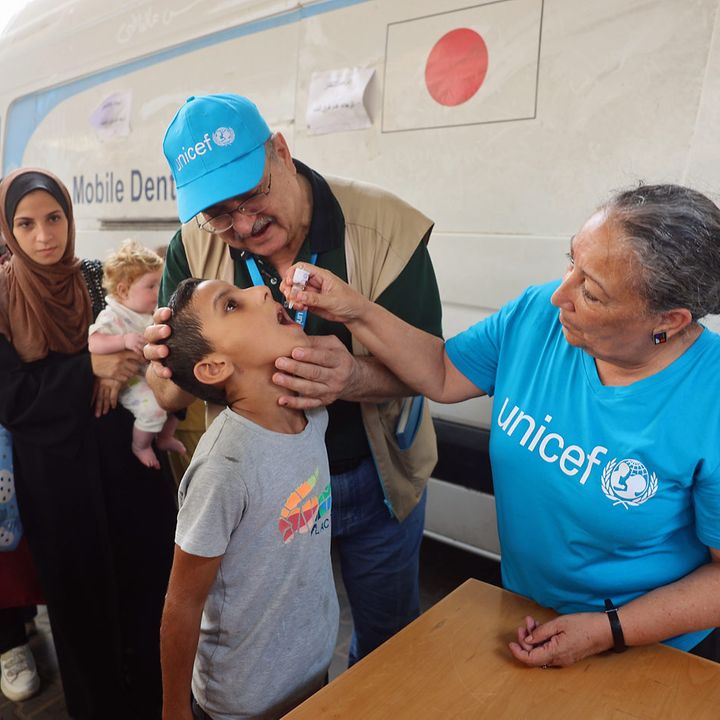 Krieg in Gaza: Eine UNICEF-Mitarbeiterin impft ein Kind gegen Polio