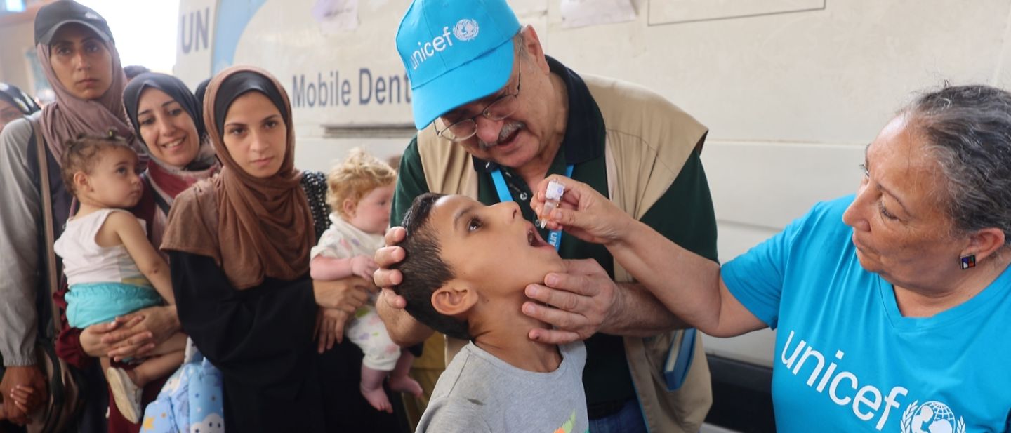 Krieg in Gaza: Eine UNICEF-Mitarbeiterin impft ein Kind gegen Polio