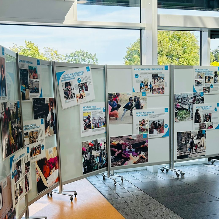 Ein Foto der Nothilfe Austellung in der Pausenhalle IGS Eversburg 2024