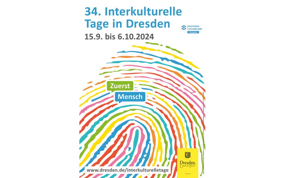 Plakat der 34. Interkulturellen Tage in Dresden mit einem bunten Fingerabdruck und dem Spruch "Zuerst Mensch"