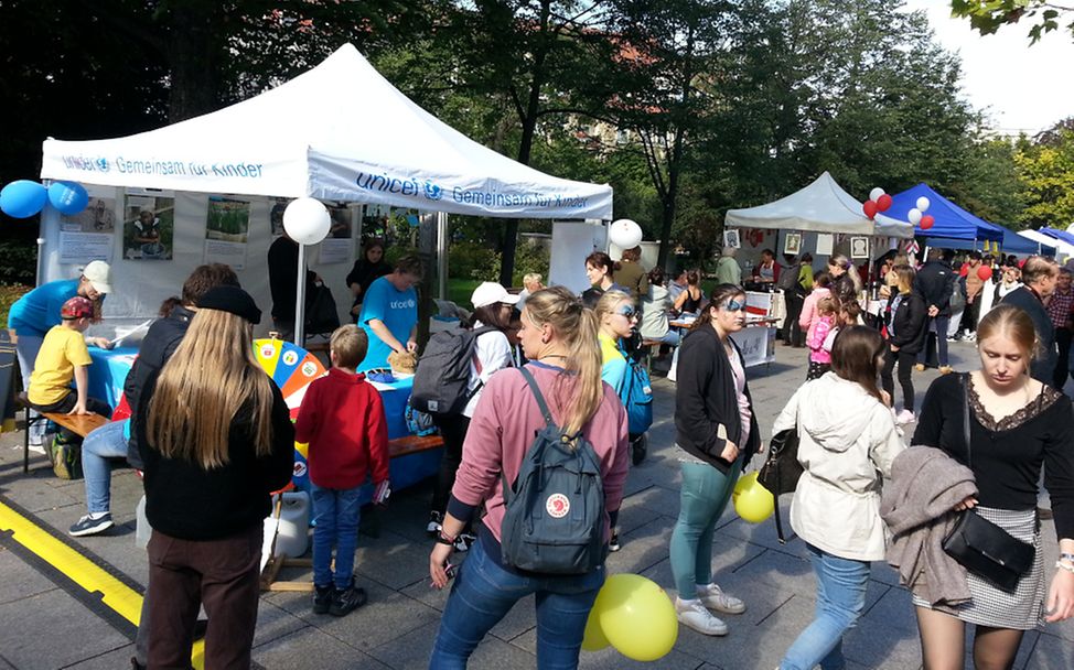 Aktionsstand der UNICEF-AG Dresden beim Straßenfest der Interkulturellen Tage