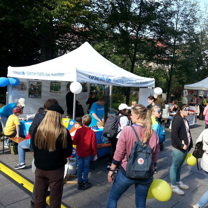 Aktionsstand der UNICEF-AG Dresden beim Straßenfest der Interkulturellen Tage