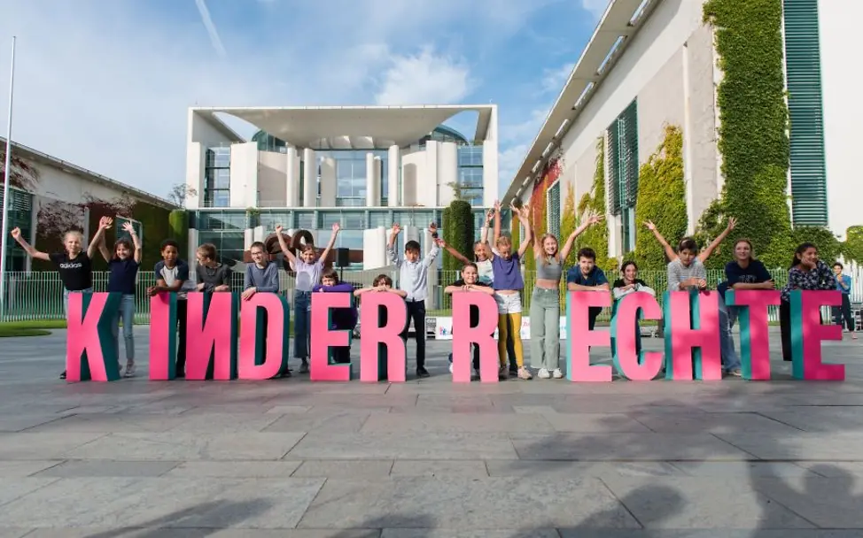 Kinderrechte gehen uns alle an: Vermittlung von demokratischen Werten |© UNICEF Kinderrechte leben: Kinder stehen vor dem Bundeskanzleramt.