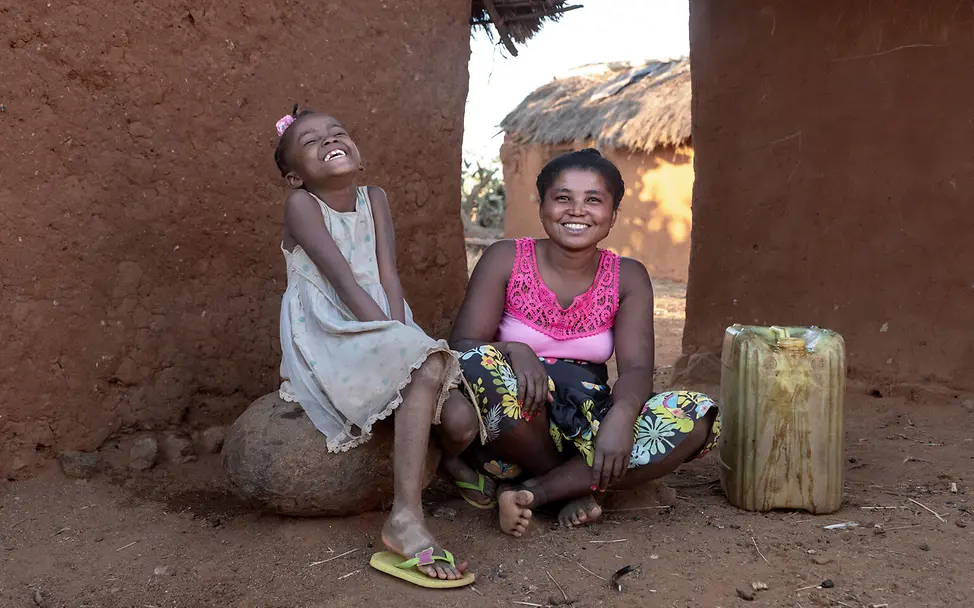 Mutter und Tochter freuen sich über sauberes Wasser | © UNICEF/UNI622512/Andrianantenaina Eine Mutter mit ihrer Tochter nachdem sie Wasser geholt haben