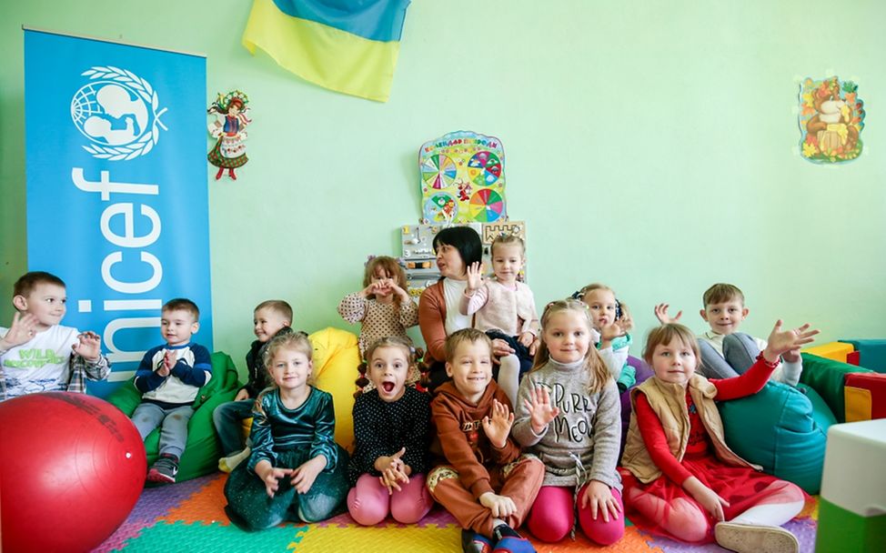 Ein Gruppenfoto von Kindern, die an dem von UNICEF organisierten Vorschulentwicklungskurs teilnehmen.