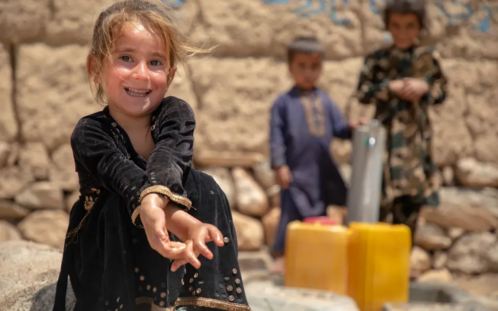 Spenden statt Schenken | © UNICEF/UNI422842/Neikrawa Die 4-jährige Gulalai vor ihrem Haus im Dorf Toorragha im Bezirk Deh-Bala in der Provinz Nangarhar.