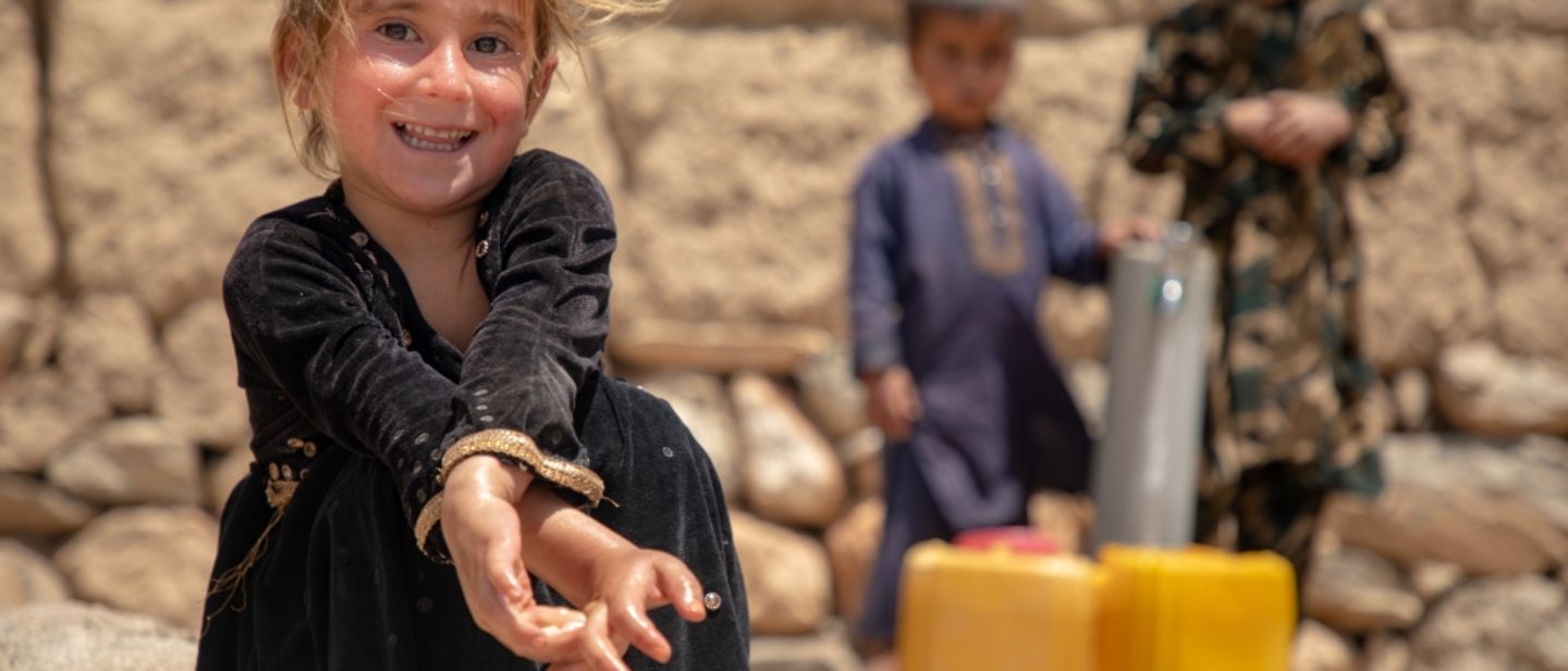 Die 4-jährige Gulalai vor ihrem Haus im Dorf Toorragha im Bezirk Deh-Bala in der Provinz Nangarhar. 