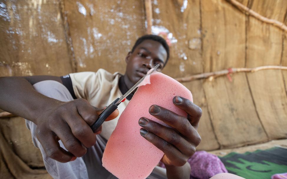 Sudan: Samer unterstützt die Mädchen seiner Gemeinde mit selbstgenähten Binden. 