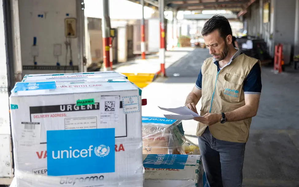 Impflieferungen Gaza | © UNICEF/UNI637590/Izhiman Ein Mitarbeiter von UNICEF prüft eine Lieferung