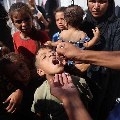Impfkampagne gegen Polio im Gazastreifen | © UNICEF/UNI638302/El Baba Ein Junge im Gazastreifen wird gegen Polio geimpft