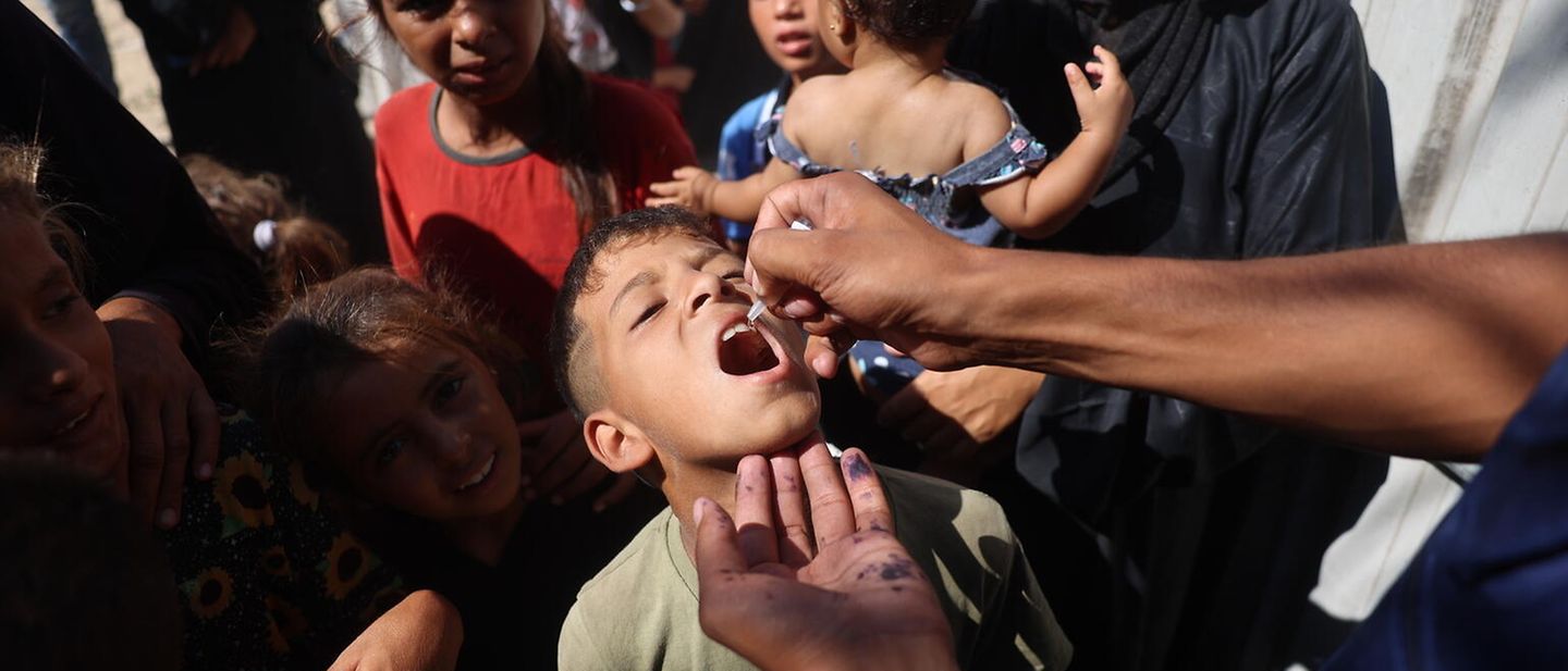 Ein Junge im Gazastreifen wird gegen Polio geimpft