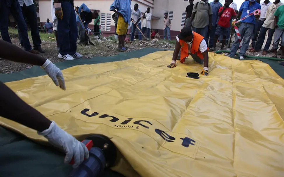 Aufbau eines Wassertanks. ©UNICEF Aufbau eines Wassertanks. ©UNICEF