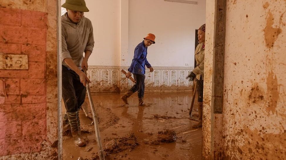 Taifun Yagi in Vietnam: Menschen schaufeln Schlamm aus einem vom Hochwasser betroffenen Haus