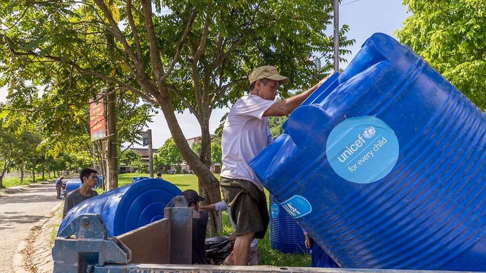 TaiTaifun Yagi in Vietnam: UNICEF bringt Trinkwasser zu den vom Hochwasser betroffenen Familienfun Vietnam_UNI644853