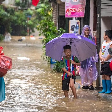 Taifun Yagi in Vietnam: Ein Junge watet durch das Hochwasser