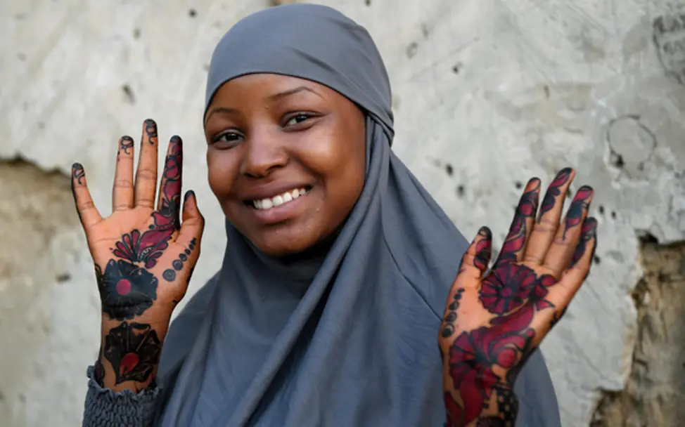 Ein Mädchen in Niger | © UNICEF/UN0535804/Dejongh EIn junges Mädchen zeigt ihre mit Henna bemalten Hände