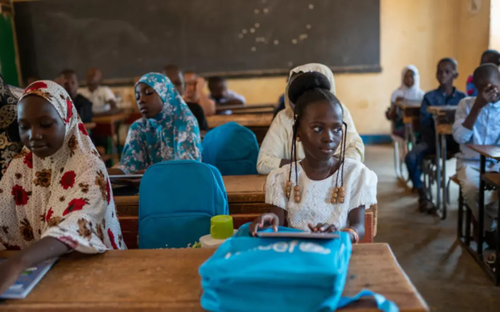 Ein junges Mädchen in der Schule | © UNICEF/UN0393014/Haro Ein junges Mädchen in NIger sitzt an einem Schultisch