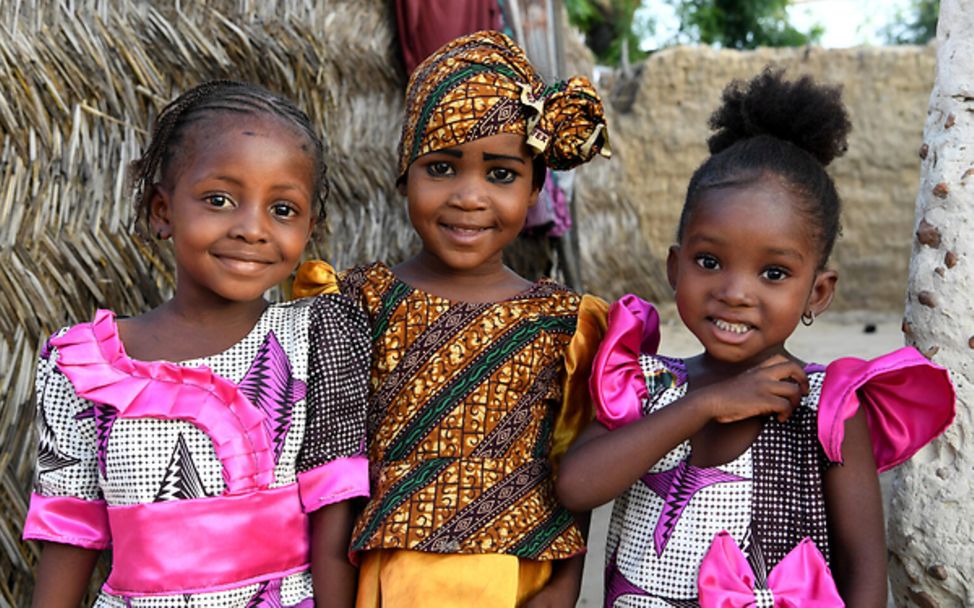 Drei kleine Mädchen die sich zurechtgemacht haben in Niger