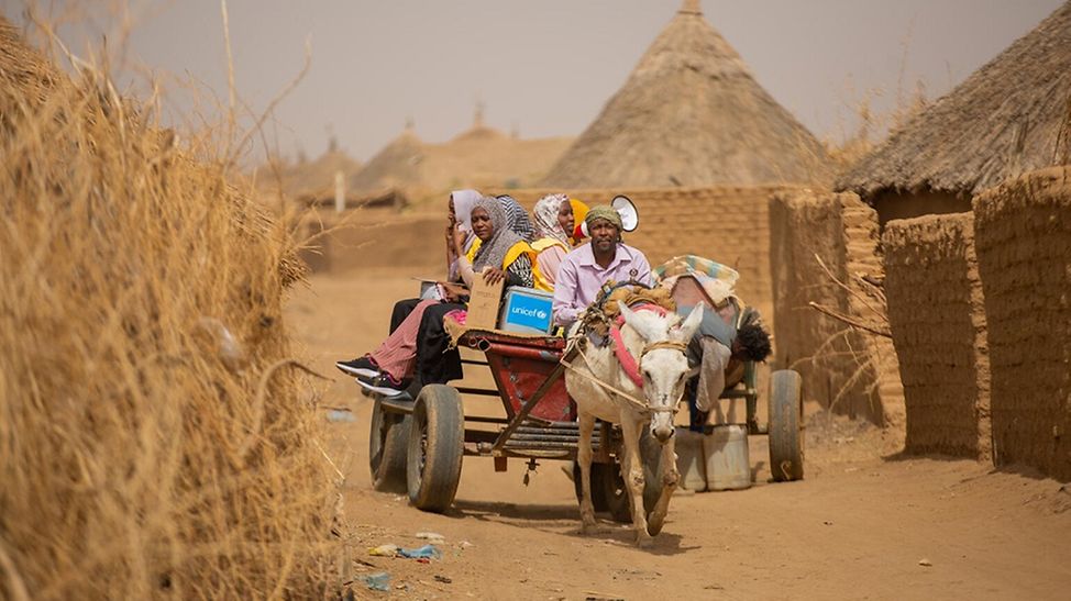 Masern: Ein mobiles Impfteam fährt mit dem Eselskarren zu den Kindern im Sudan